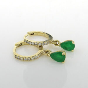 עגילי חישוק משובצים יהלומים עם תליון אבן טיפה אמרלד ירוק