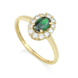 טבעת אובלית עדינה בשיבוץ אבן חן ירוקה במרכז וזרקונים שקופים מסביב