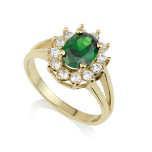 טבעת דיאנה קלאסית משובצת אבן ירוקה במרכז ואבני זרקון שקופות מסביב