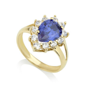 טבעת דיאנה בצורת טיפה מזהב עם אבן כחולה במרכז על רקע לבן