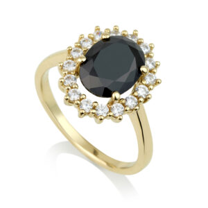 טבעת דיאנה עדינה בשיבוץ אבן שחורה אובלית במרכז ואבני זרקון שקופות מסביב