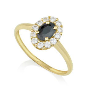 טבעת אובלית קטנה עם אבן שחורה במרכז וזרקונים שקופים מסביב