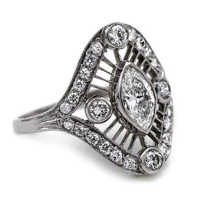 טבעת עתיקה מזהב לבן עם יהלום מרקיזה אמצעי